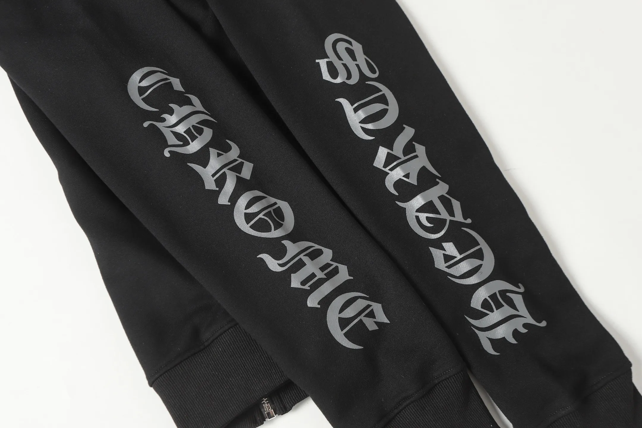P250 K01 cross-border model, please do not place an order if you pursue quality - Chrome Hearts/Chrome Hearts Big Sword🗡️ Printed zipper sweatshirt cardigan jacket - High weight, high density and high quality. The wool is soft, delicate and skin-friendly. Soft and silky to the touch. Warmth and skin-friendly. - Custom-woven and dyed with no color difference. No matter the fabric or workmanship details, it beats the ordinary version on the market. - Hardware zipper accessories are all customized, full of details - Color: black -Size: S M L XL